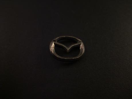Mazda zilverkleurig logo